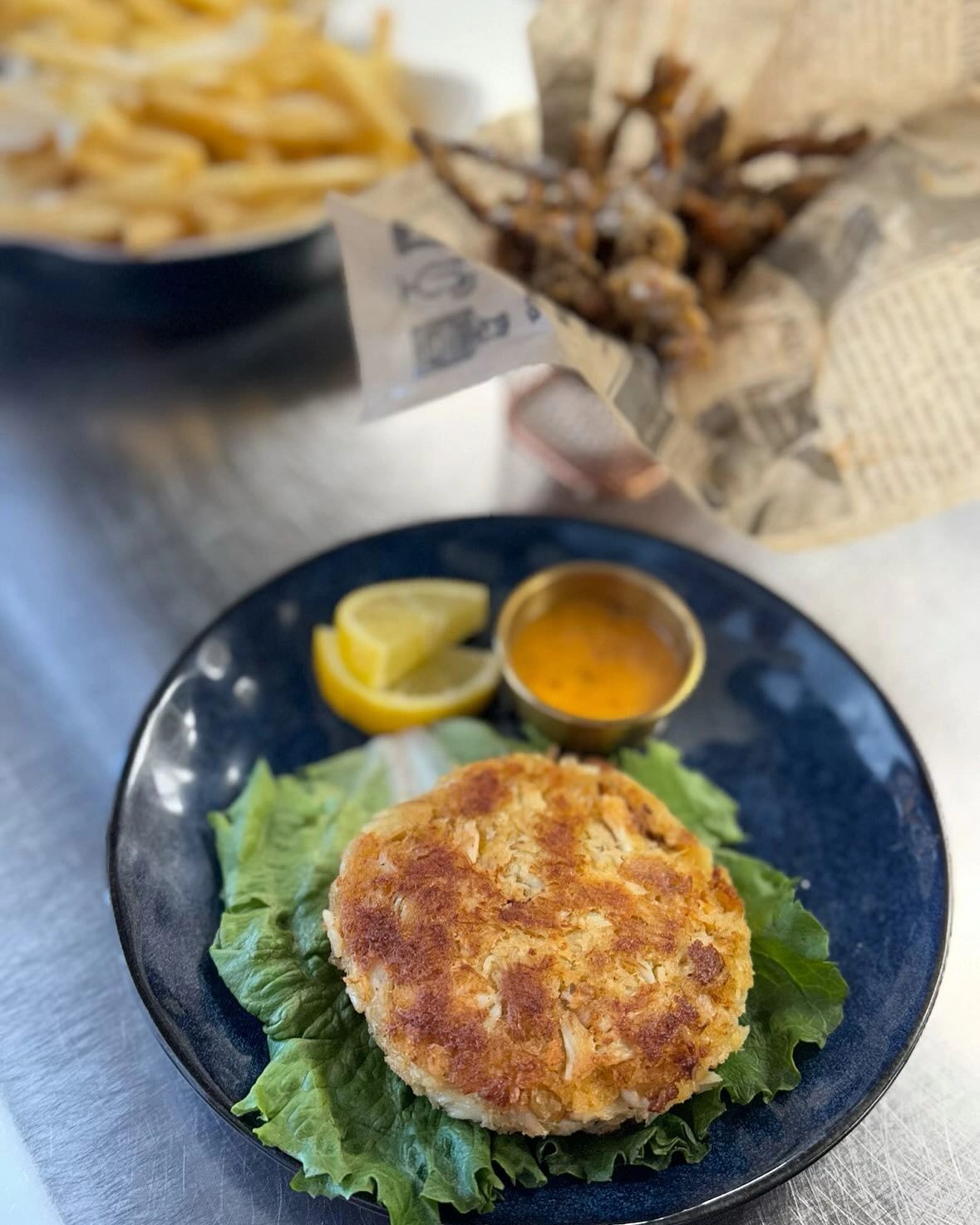 Crab cake with lemon and sauce