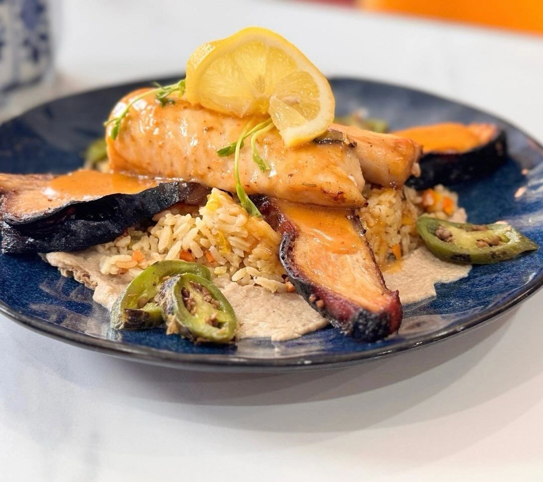 Grilled salmon with rice and jalapeño