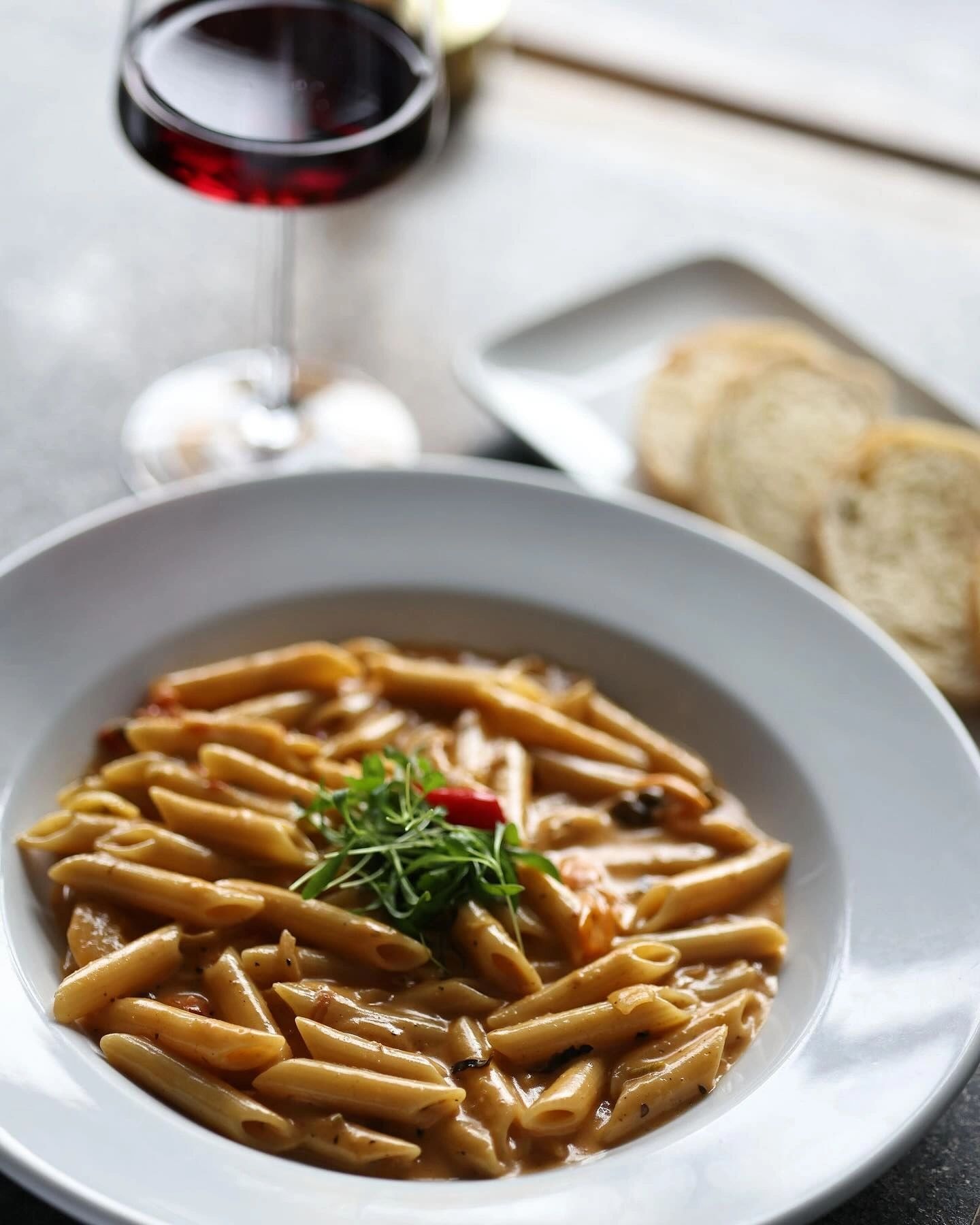 Pasta dish with red wine and bread
