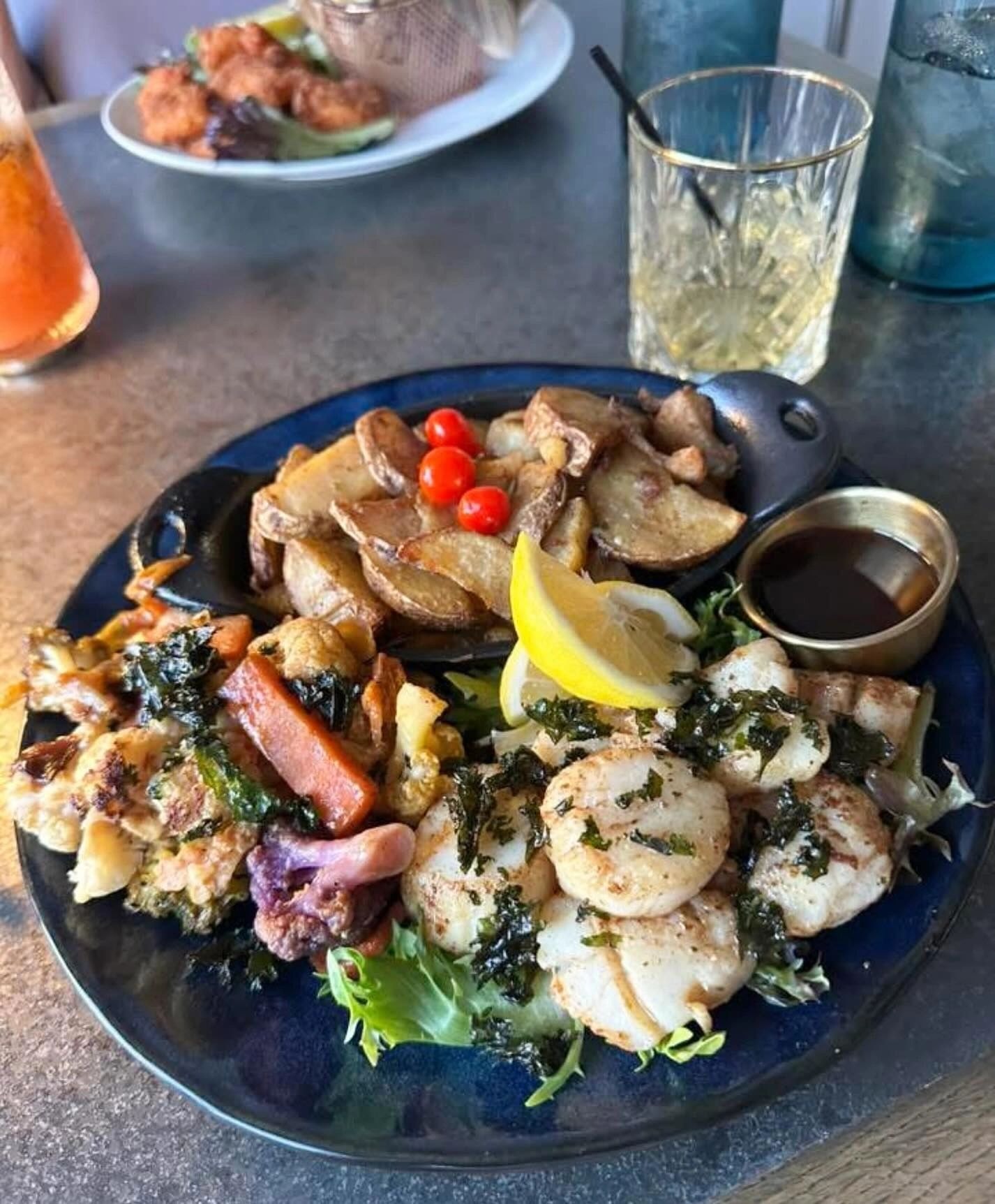 Seafood platter with shrimp and scallops