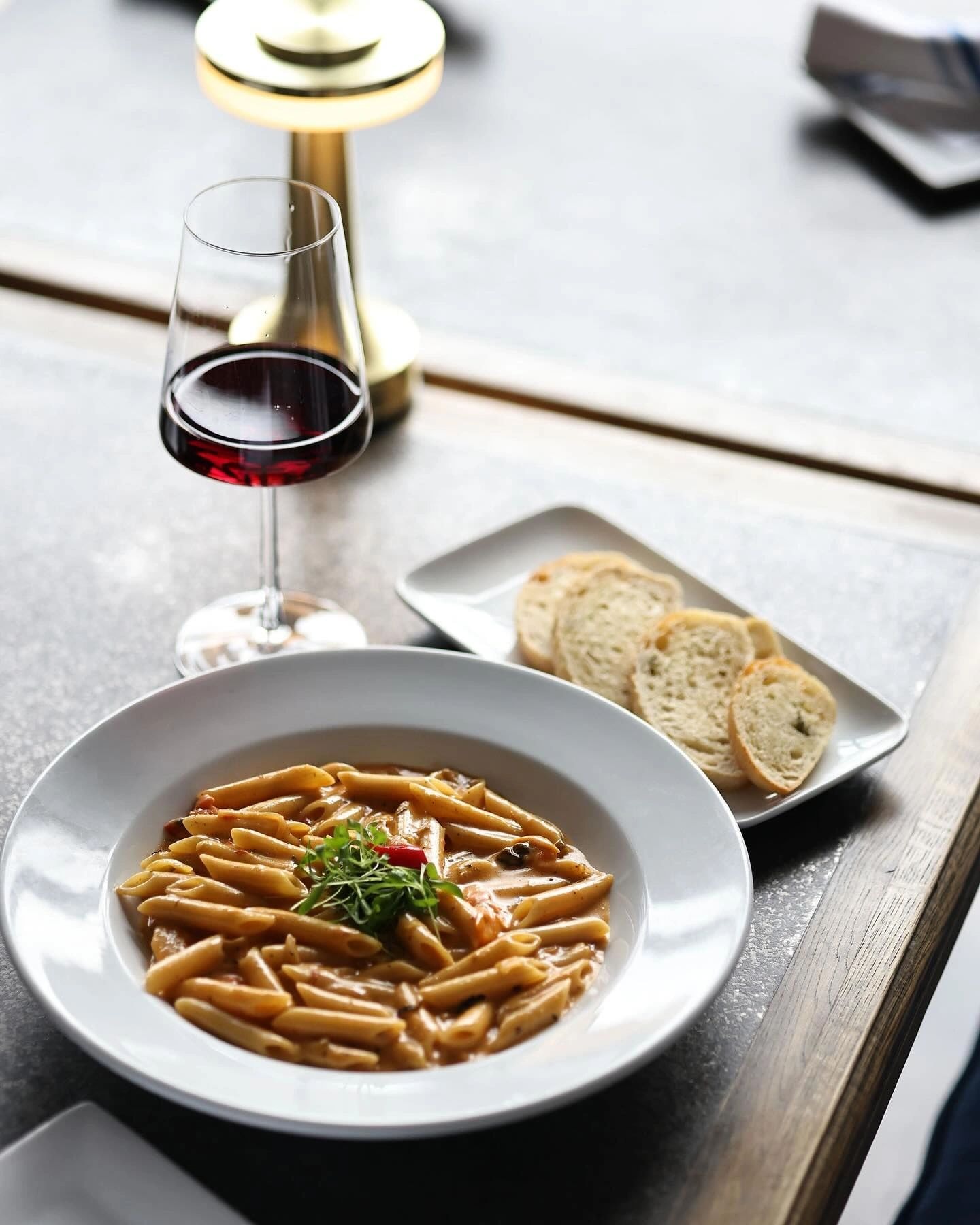 Pasta dish with red wine and bread