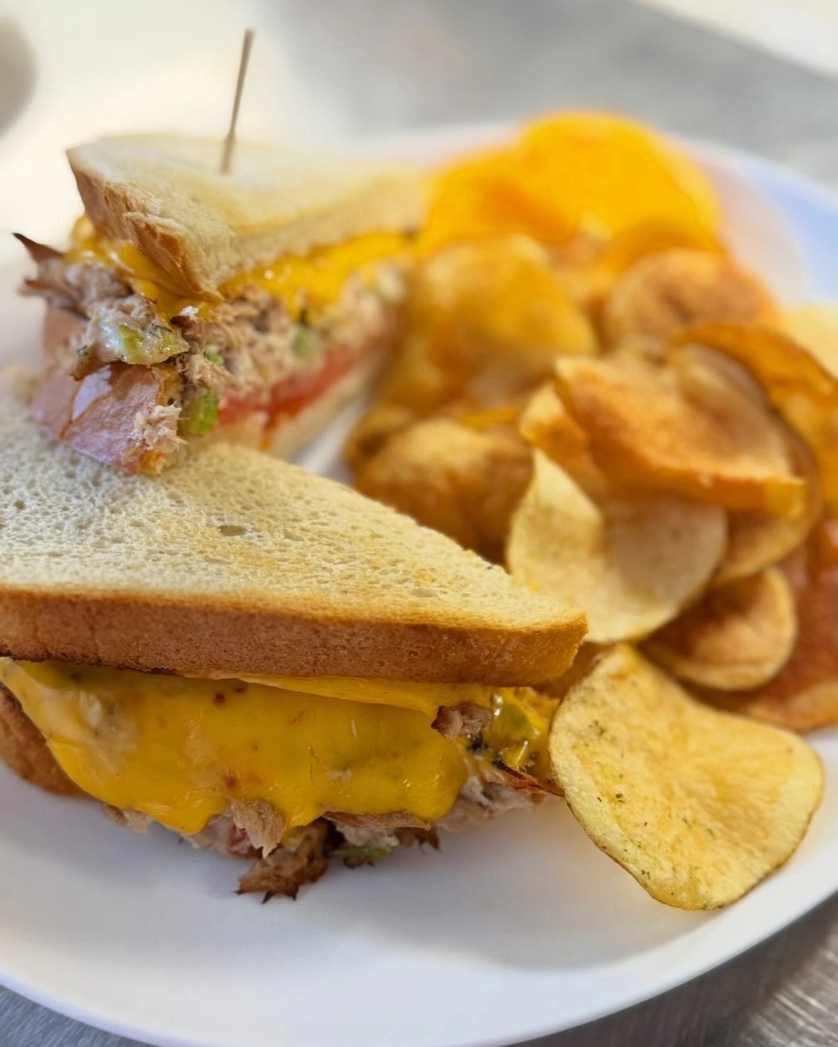 Roast beef sandwich with chips